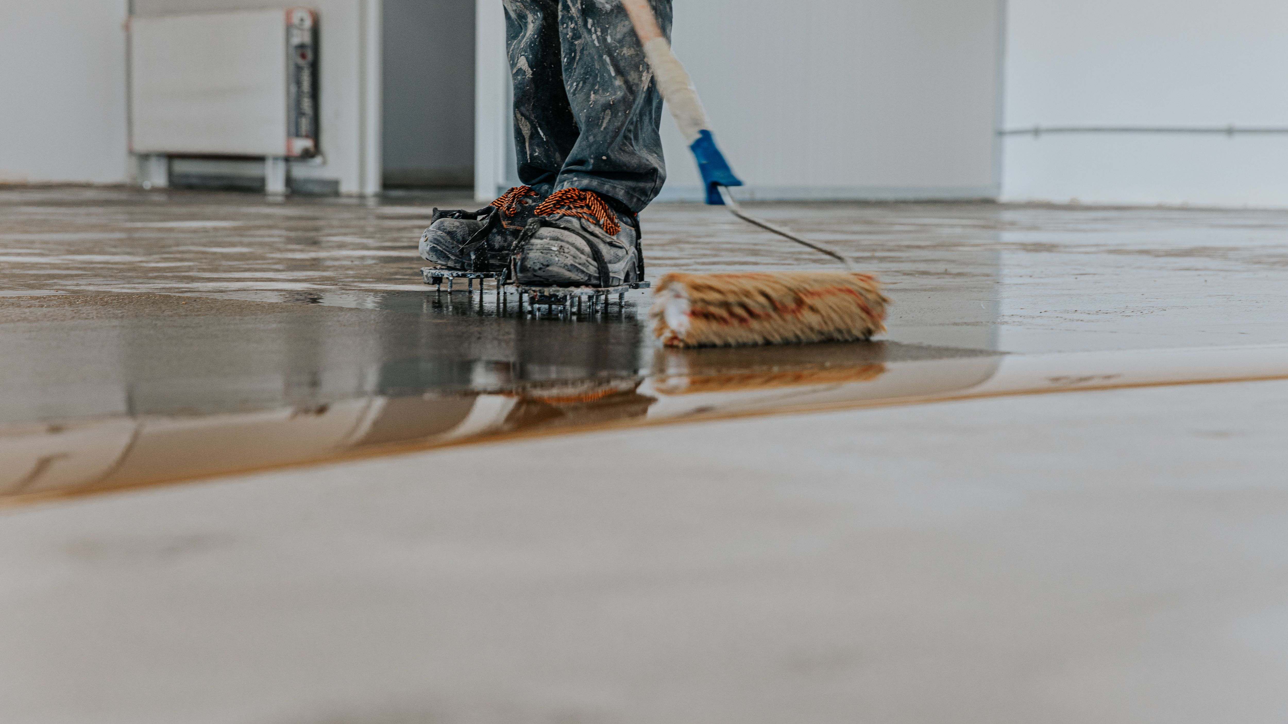 Comment se déroule la pose d’un sol en résine ?